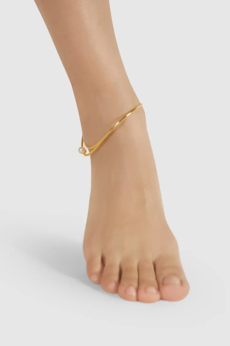 Gold ankle bracelet with pearl